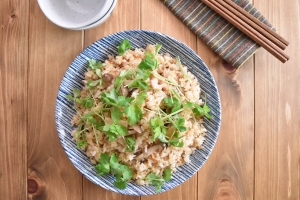 鮭缶で手軽に作れる♪「鮭ときのこの炊き込みご飯」