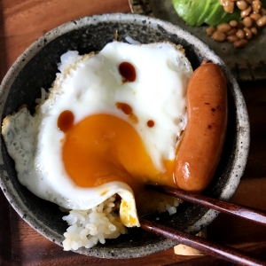 ゆるゆる目玉焼き丼、豚汁、アボカド納豆で朝ごはん