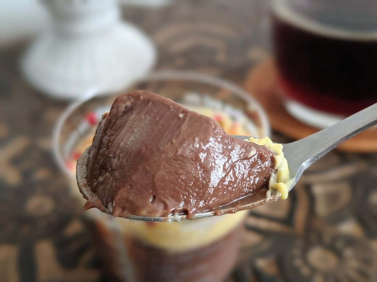 秋冬に食べたい濃厚さ♪成城石井から「自家製 ピスタチオのショコラベリーパルフェ」が新登場！