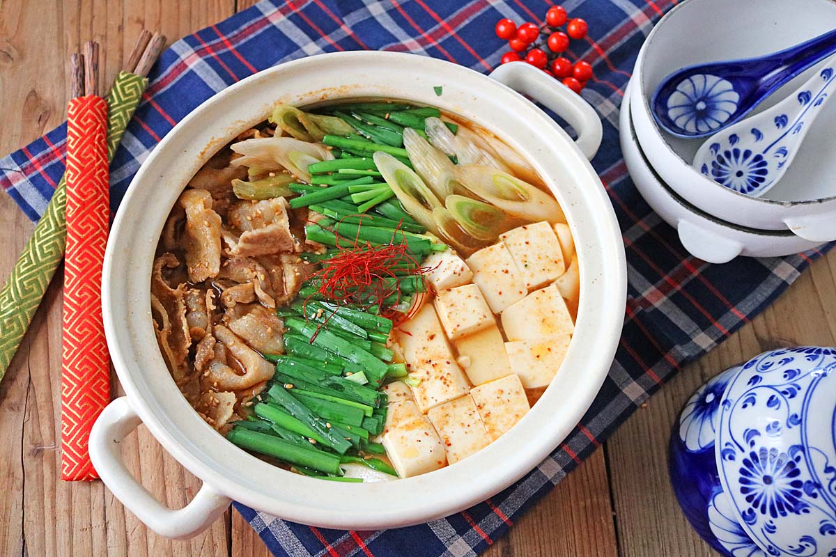 韓国風の旨辛スープがおいしい！「豚バラ肉豆腐鍋」
