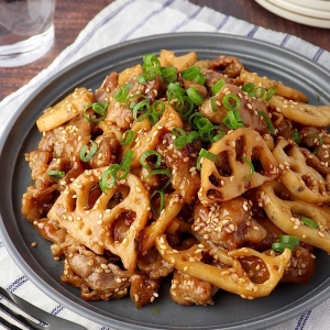 お箸が止まらない！「豚こま肉とれんこん」で作るご飯がすすむ炒め物