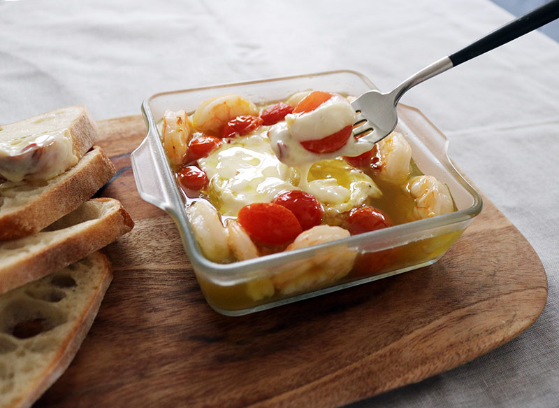 トースターで簡単！とろ～りチーズがたまらない「モッツァレラスパニッシュオムレツ」と「まるごとカマンベールとエビのアヒージョ」