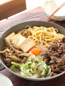 忙しい年末に！フライパンひとつで「すき鍋風煮込みうどん」