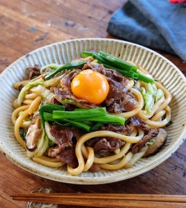 甘辛い味付けでお箸がすすむ！フライパン一つで作る「すき焼きうどん」