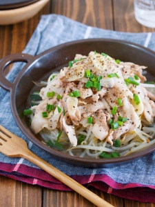 シンプルでおいしい♪豚バラ肉ともやしの蒸しおかず