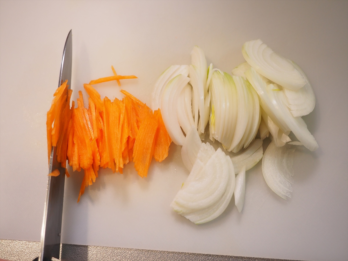 ふわふわ卵のチキンコンソメスープ　野菜を切る