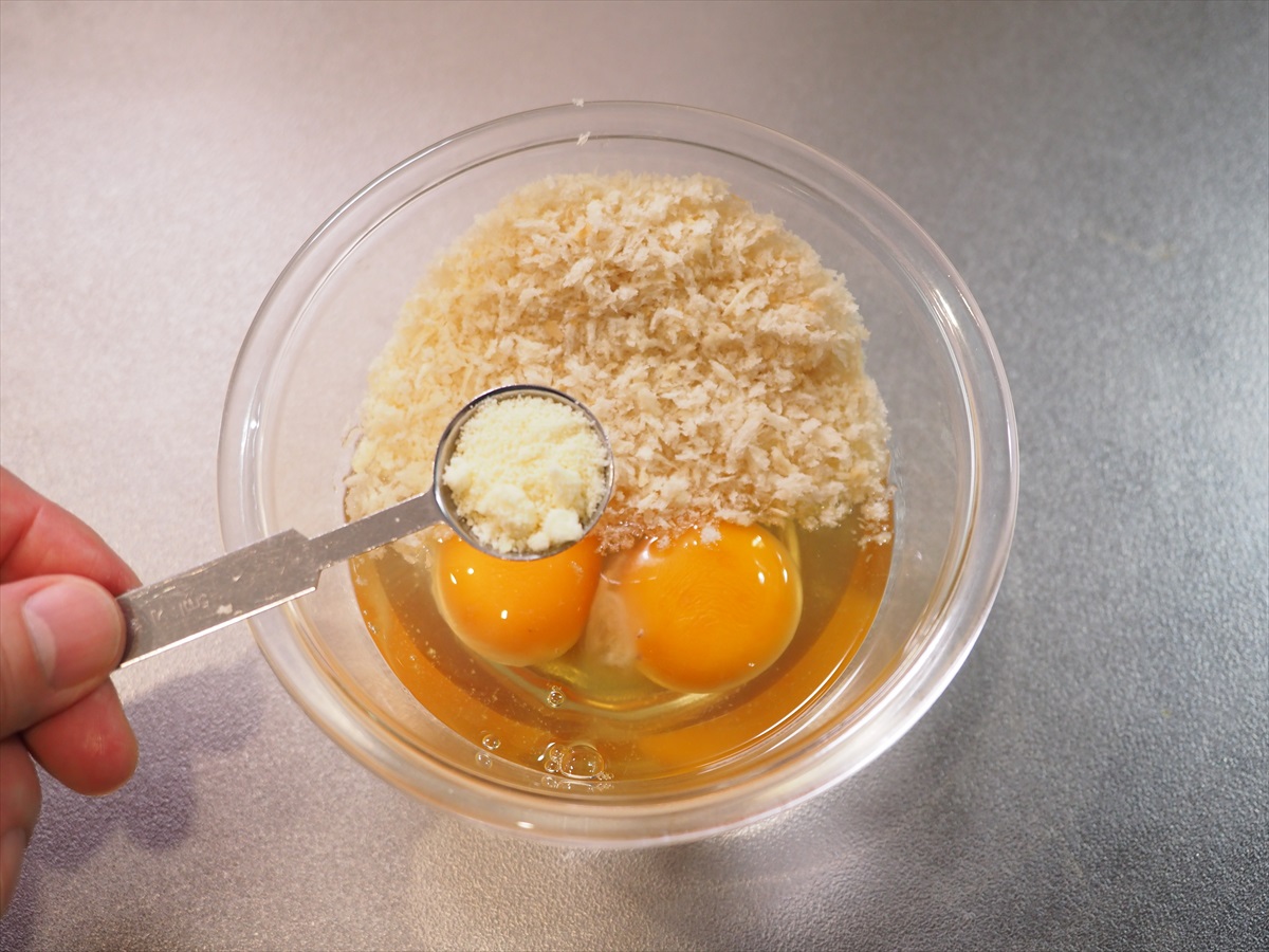 ふわふわ卵のチキンコンソメスープ　材料を混ぜる