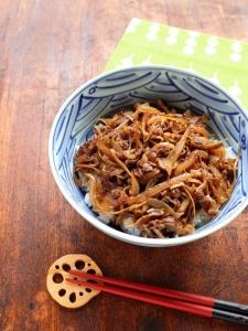 おかわりが止まらない！「牛肉ごぼうご飯」レシピ5選