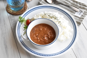 春休みのランチに♪包丁不要！レンジで簡単！「焼き鳥缶でバターチキンカレー」