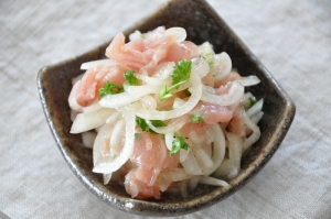 週末はおうちでプチ贅沢気分♪「新玉ねぎと生ハムのマリネ」