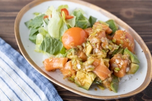 やみつき必至♪ピリ辛ねぎだれの「アボカドとサーモンのポキ丼」