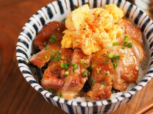 とろ～り半熟炒り卵入りでおいしさアップ！「鶏もも肉の照り焼き親子丼」