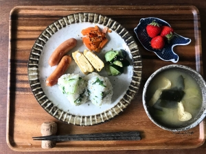 子どもの公園でのできごとと、水菜おにぎりとお味噌汁の和定食で朝ごはん