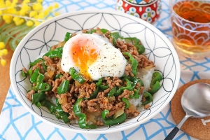 おうちにある材料で簡単＆やみつき！「旨辛そぼろピーマン丼」