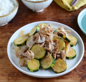 ぱぱっと作れる！豚バラ肉とズッキーニの簡単おかず