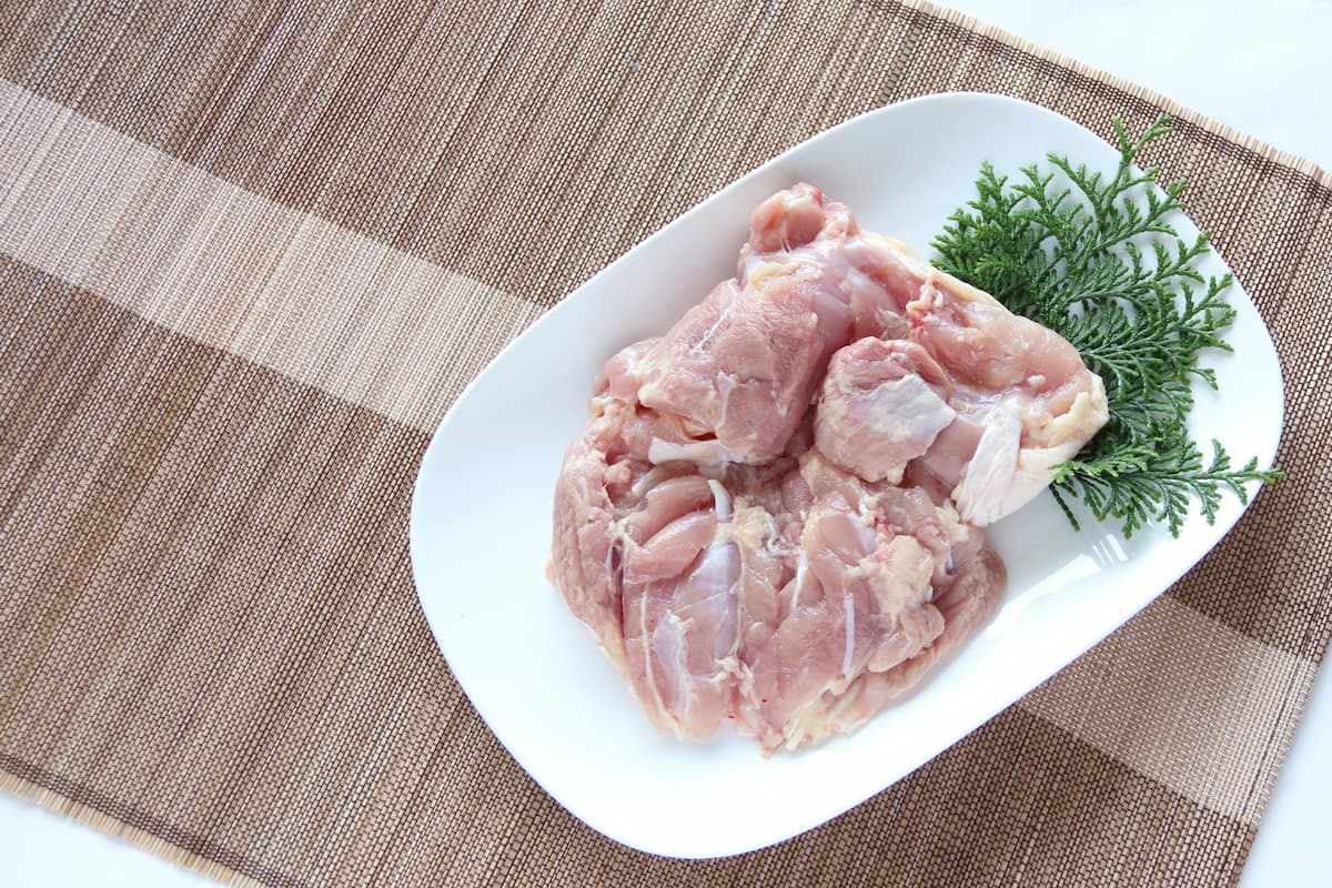 鶏もも肉の余分な脂肪ってどこまで取ればいいの？仕上がりに差が出る「下処理」の仕方を解説！