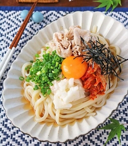 冷凍うどんでお手軽に！旨味たっぷり「豚肉ぶっかけうどん」はいかが？