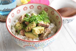 火を使わずに切って和えるだけ！さばの水煮缶で簡単♪「ポキ丼風」