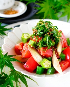 食欲がなくても箸が進みそう♪オクラとトマトのかんたん副菜