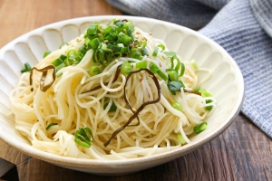 混ぜるだけ！“鶏だし”好き必見の「冷やし鶏だしそうめん」レシピ