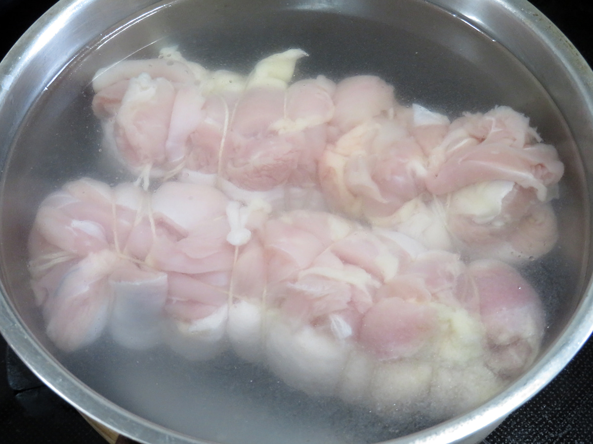 参鶏湯（サムゲタン）の作り方：ロール参鶏湯を煮る