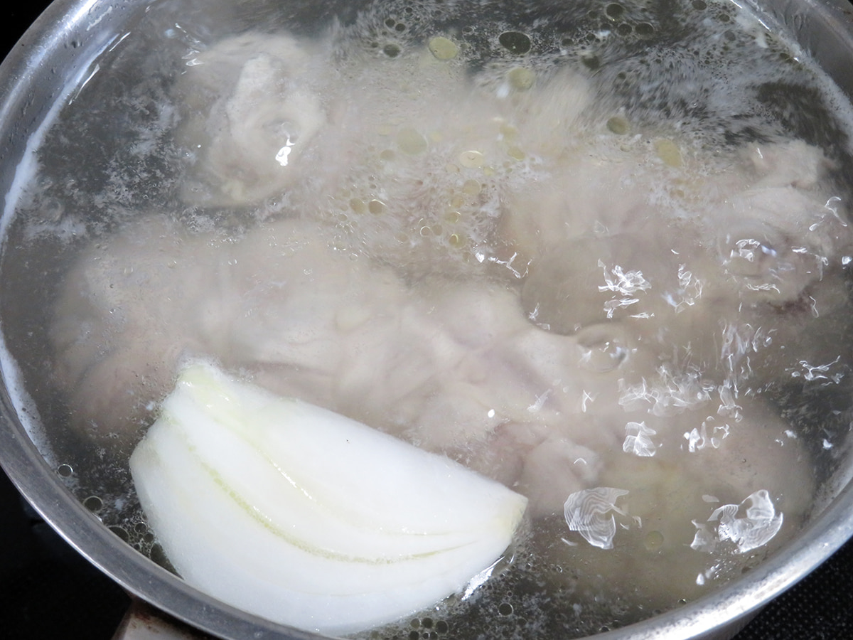 参鶏湯（サムゲタン）の作り方：煮汁にたまねぎを入れる