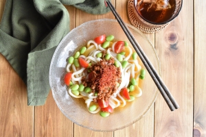 冷凍うどんで簡単！「ピリ辛鶏そぼろ冷やしうどん」