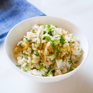 炊いたご飯に混ぜ込むだけ！「大葉とみょうがの薬味混ぜご飯」の作り方