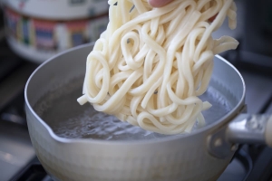 「冷凍うどん」のレンジ解凍とゆで解凍の正しい方法は？おいしい食べ方のレシピも紹介♪