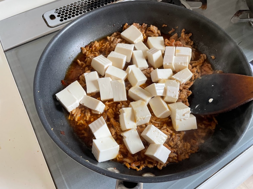 豆腐を鍋に入れる