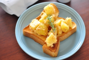 ふわふわ食感のじゃがいもがおいしい！「そぼろのポテトトースト」【かな姐さんのお取り寄せレシピ】