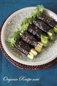 お酒がすすむ♪アボカドの海苔巻きがやみつきの味！