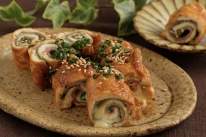 ごまだれが香る！「油揚げの豚チーズロール」