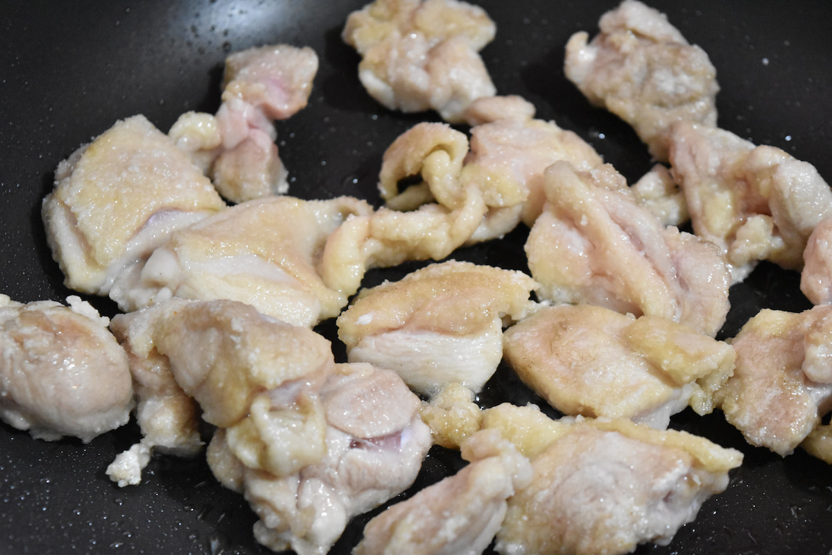 鶏肉を炒める(鶏肉とじゃがいものチリマヨ炒め)
