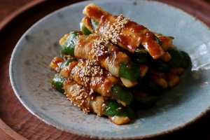 コクうま味がご飯に合う！「ピーマンとちくわの肉巻きみそがらめ焼き」