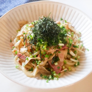 レンジで簡単！「ベーコンとまいたけのバターめんつゆうどん」の作り方