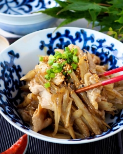 ご飯によく合うやみつきおかず！「豚肉とごぼう」の炒め物