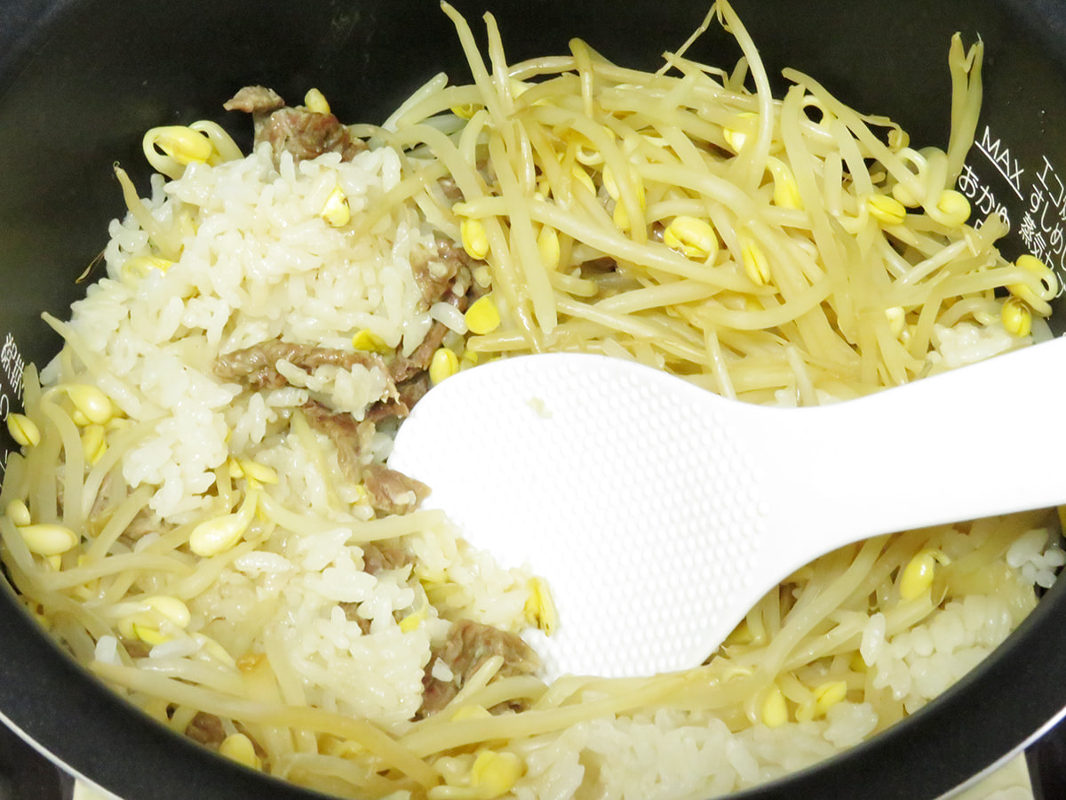 大豆もやしと牛肉の炊き込みご飯：切るように混ぜる