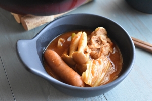 旨味たっぷり♪スパイシーな「トマトカレー鍋」