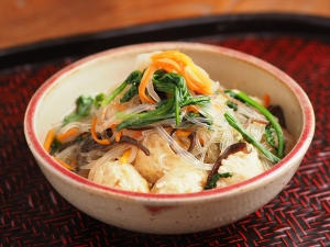 寒い日のメニューに！ふんわりやわらか「鶏団子と春雨の食べるスープ」