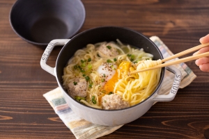 具材たっぷり大満足！袋麺で作る絶品「えのき肉団子の塩ちゃんこラーメン」