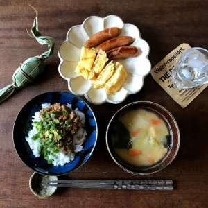 こういうのが食べたいという朝ごはん。甘い卵焼きとウインナーと納豆ご飯