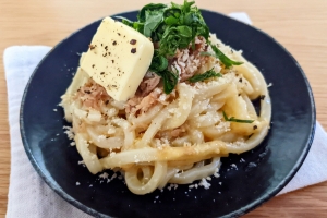 パパッと10分で完成！電子レンジで作れる「冷凍うどん」レシピ