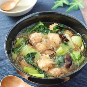 アツアツを食べたい！メインにもなる「鶏団子入り春雨スープ」