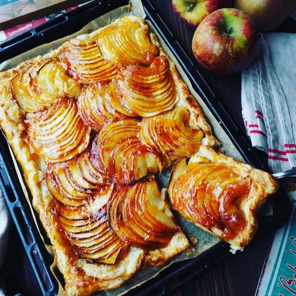 包む必要なし！りんごをのせて焼いたオシャレな「オープンアップルパイ」