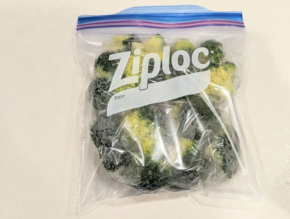 ブロッコリーを冷凍するときは冷凍保存用袋に入れる