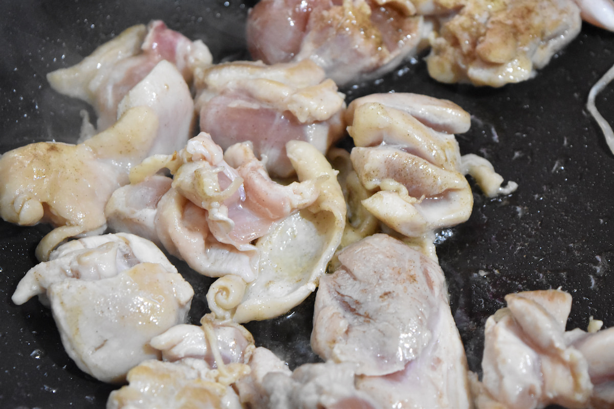 鶏もも肉を炒める(ブロッコリーと鶏もも肉のデミグラスソース煮)