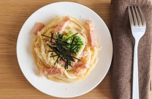 コクうま！電子レンジで作れる「カルボナーラ“風”うどん」はいかが？