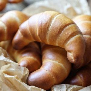 パン生地の扱いに慣れてきたらトライ！「オイルで焼く簡単成型なリッチロールパン」