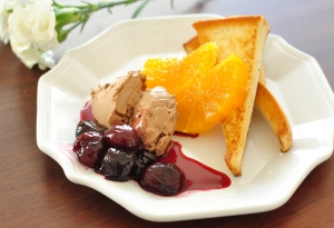 バレンタインにもおすすめ！専門店のチョコレートアイスで作るカフェ風スイーツ【かな姐さんのお取り寄せレシピ】